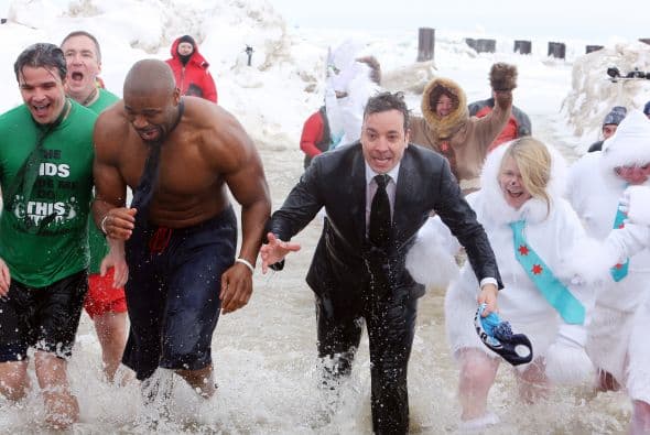 ¡Lo hizo!Mira lo congelado que quedó el comediante Jimmy Fallon luego de aceptar el reto que le hizo el alcalde de Chicago Rahm Emanuel de lanzarse a las congeladas aguas del Lago Chicago durante el Polar Plunge 2014 y con un temperatura de 2 grados