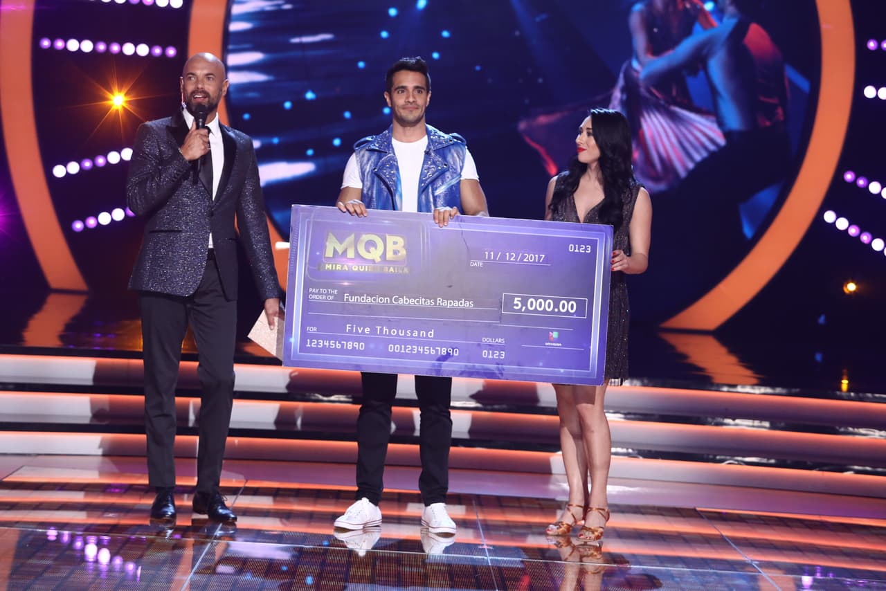 Ektor Rivera tuvo que despedirse del programa, pero se fue con un cheque de $5,000 para la Fundación Cabecitas Rapadas.