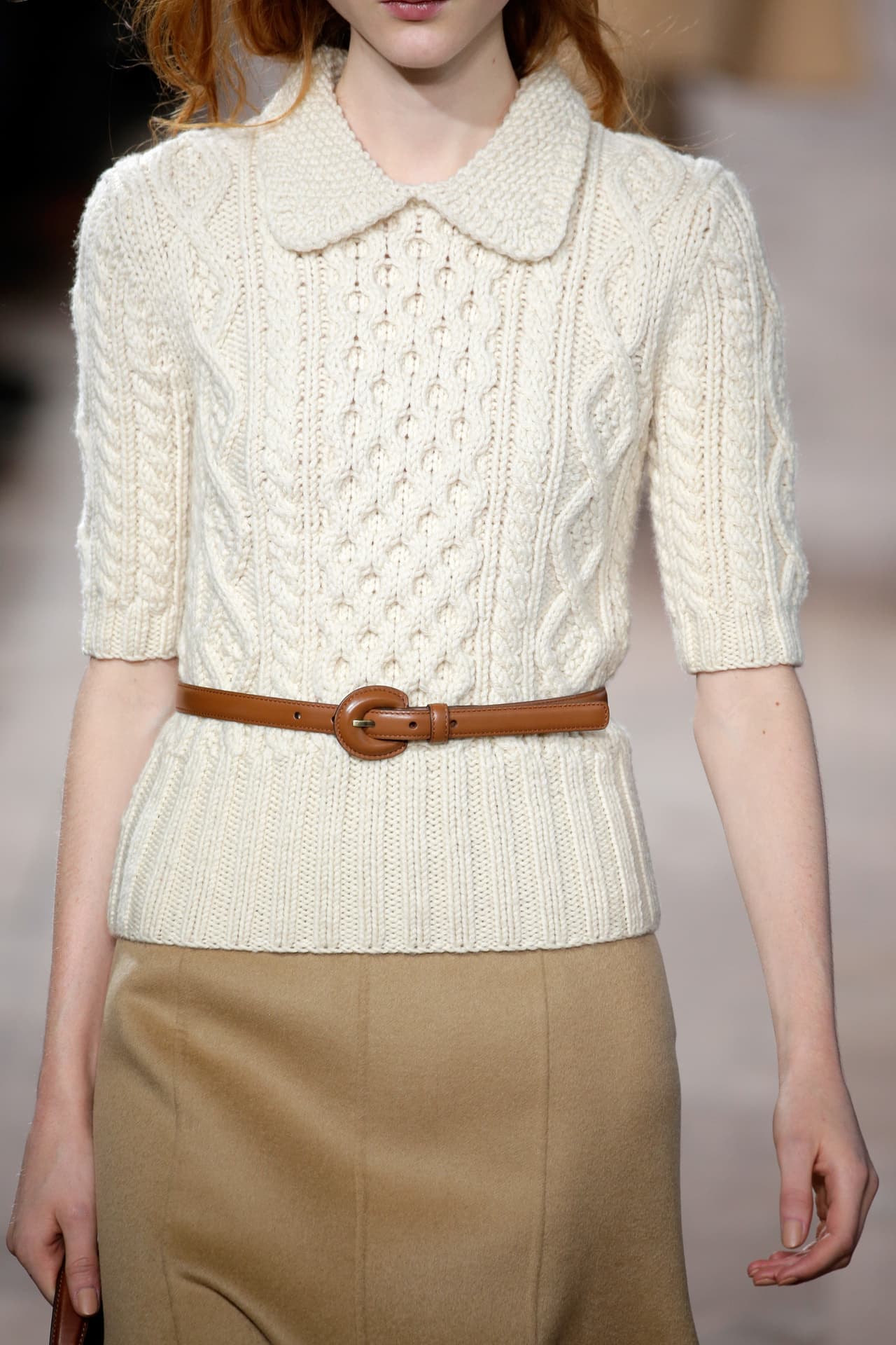 Ladylike. Para las mujeres híper femeninas, la propuesta es optar por vestidos de jersey de largo midi con un cuello solapa redondeando o en punta. Para completar, suma un cinto a la altura de la cintura y atrévete a los tonos pastel como el aqua, el rosado y el celeste, o el clásico crudo.