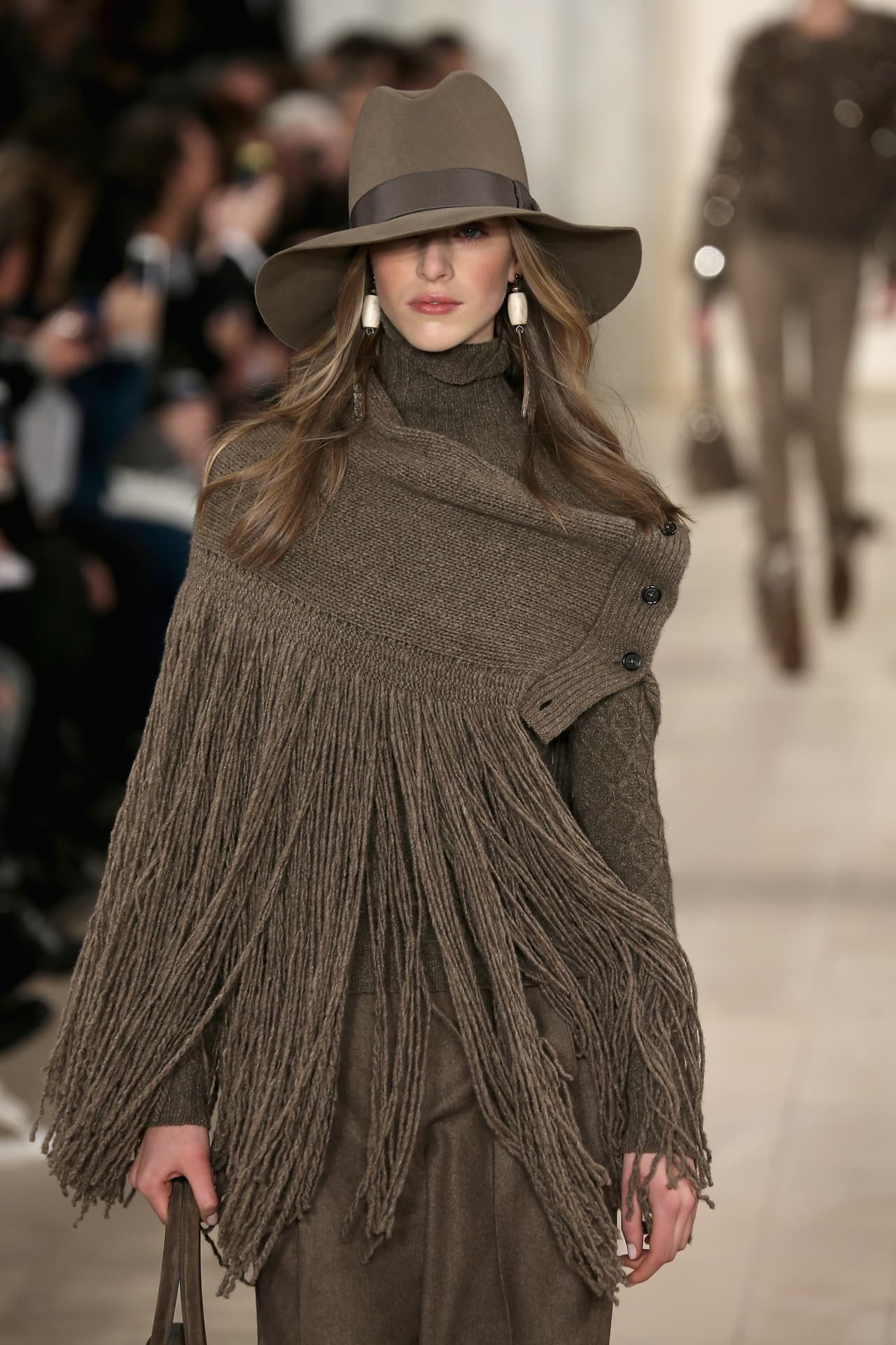 Que la moda no incomode. No niegues esta tendencia porque tu cuerpo no tolere el tejido en contacto con la piel. Para que no te pique, la estilista Martina Mattioli nos recomienda elegir fibras naturales como la alpaca, la lana de oveja o de merino, que son mucho más suaves.