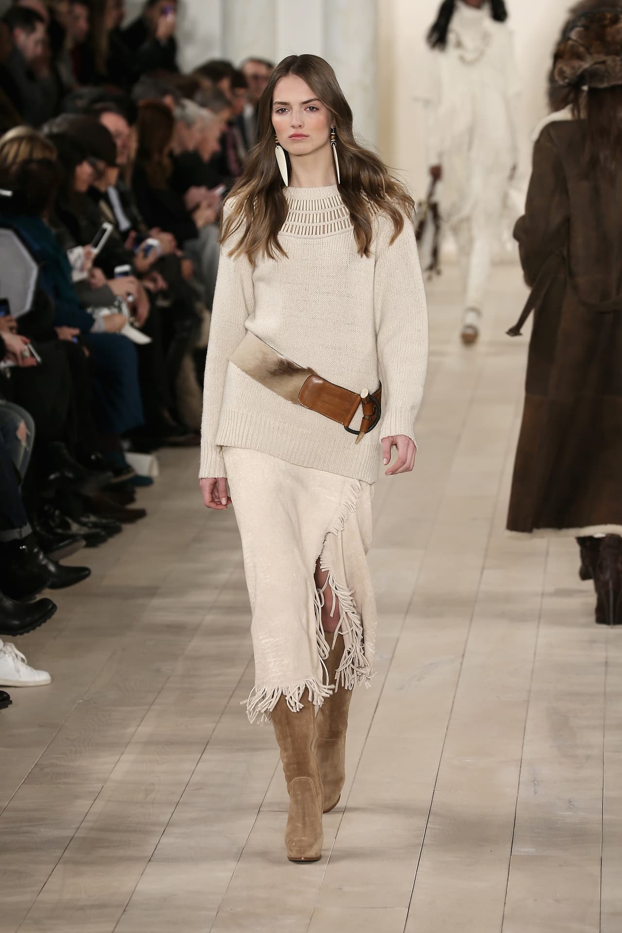 Para las rellenitas. Si tienes un exceso de peso que va mas allá de las caderas anchas, no debes pensar que esta moda no fue hecha para ti. Atrévete a lucir la tendencia combinando un 'sweater' y una falda que simulen ser un vestido, o sumando un cinto ancho.