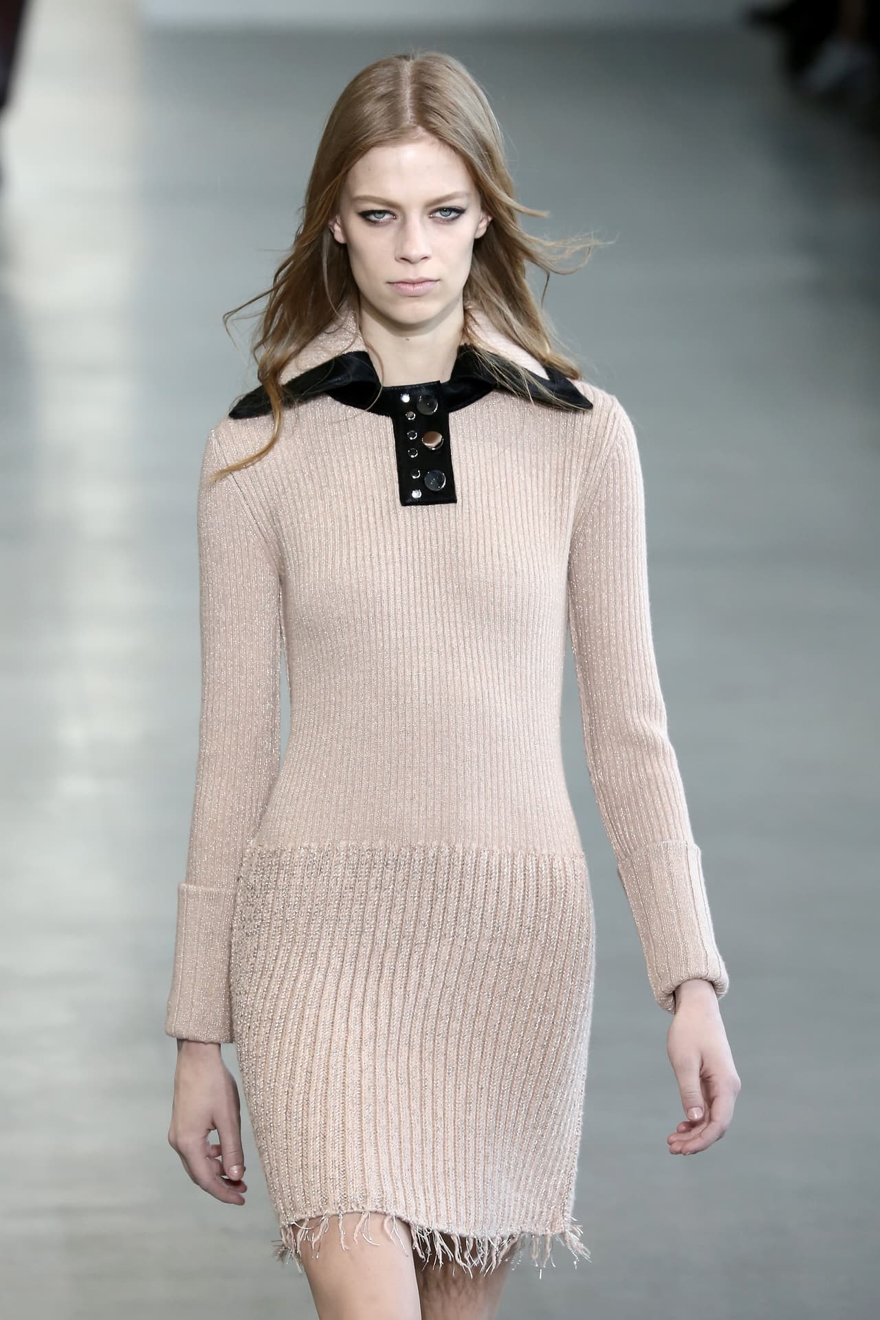 Cuerpo reloj de arena. Las chicas curvilíneas pueden evitar estar 'trendy' por temor a acentuar sus caderas. Si es tu caso, la estilista aconseja recurrir a vestidos con tejidos o tonos diferentes de la cintura hacia abajo, para generar un corte que visualmente afine tu silueta.