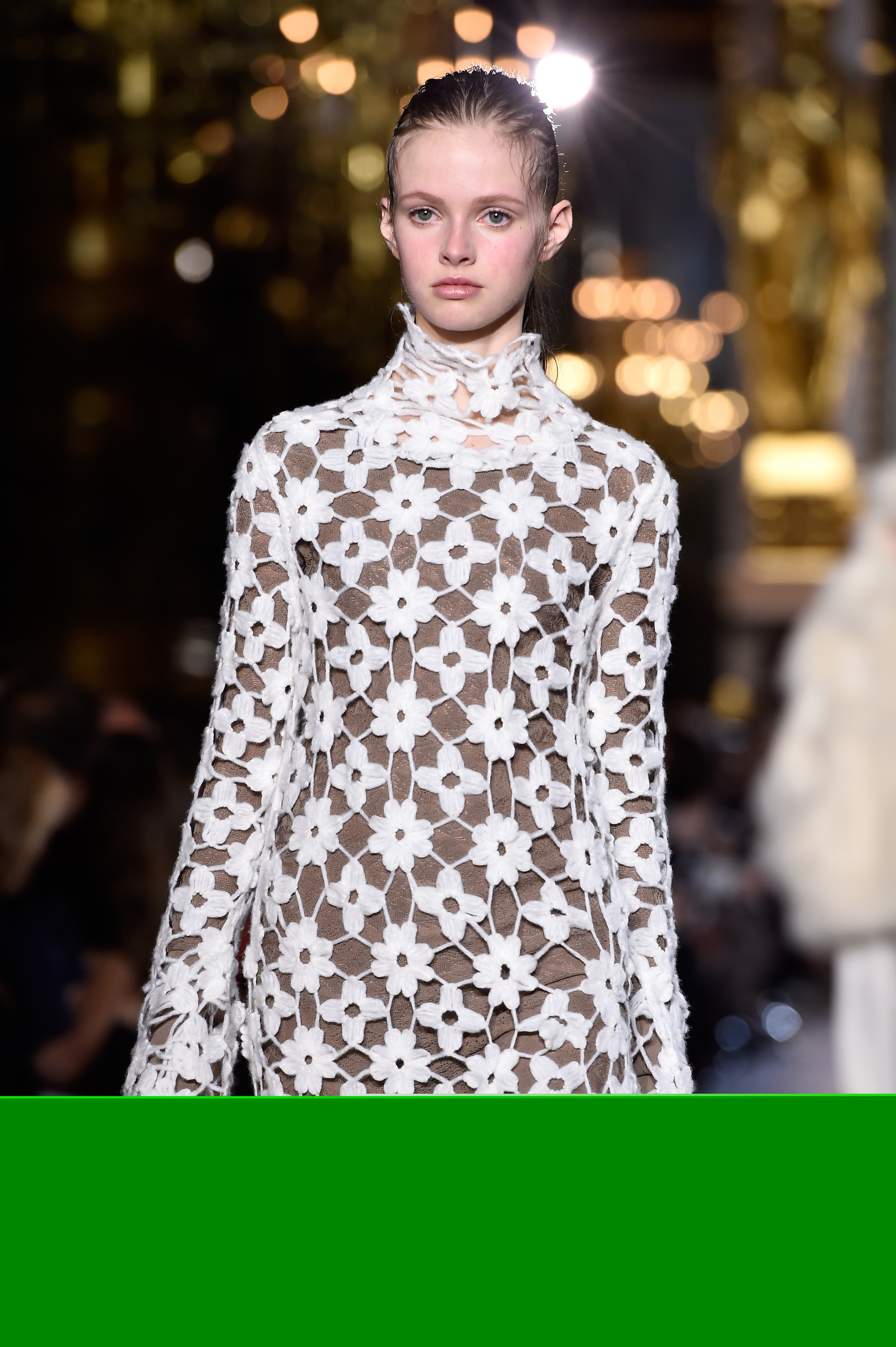 Hippie chic. Si eres una mujer bohemia atenta a las tendencias de las pasarelas internacionales, tu alternativa son los vestidos de 'crochet'. Inspirados en la moda de los ’70, se llevan combinados con accesorios y prendas modernas, para evitar que vuelvas al pasado con tu 'look'.