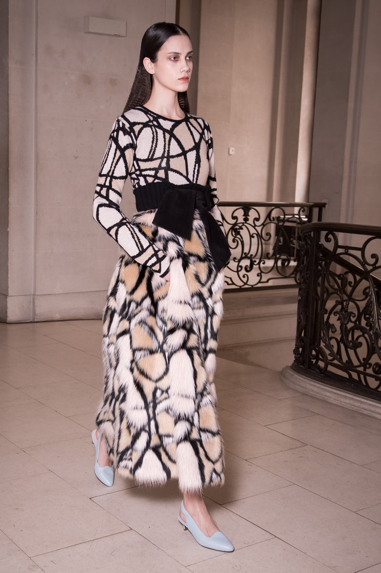 Para la noche. Asociamos los tejidos al día, porque es cuando normalmente los usamos. Pero eso no significa que los vestidos de jersey no queden de maravillas con tus 'outfits' nocturnos. Elige modelos combinados con telas elegantes como la seda, el terciopelo o la gasa.