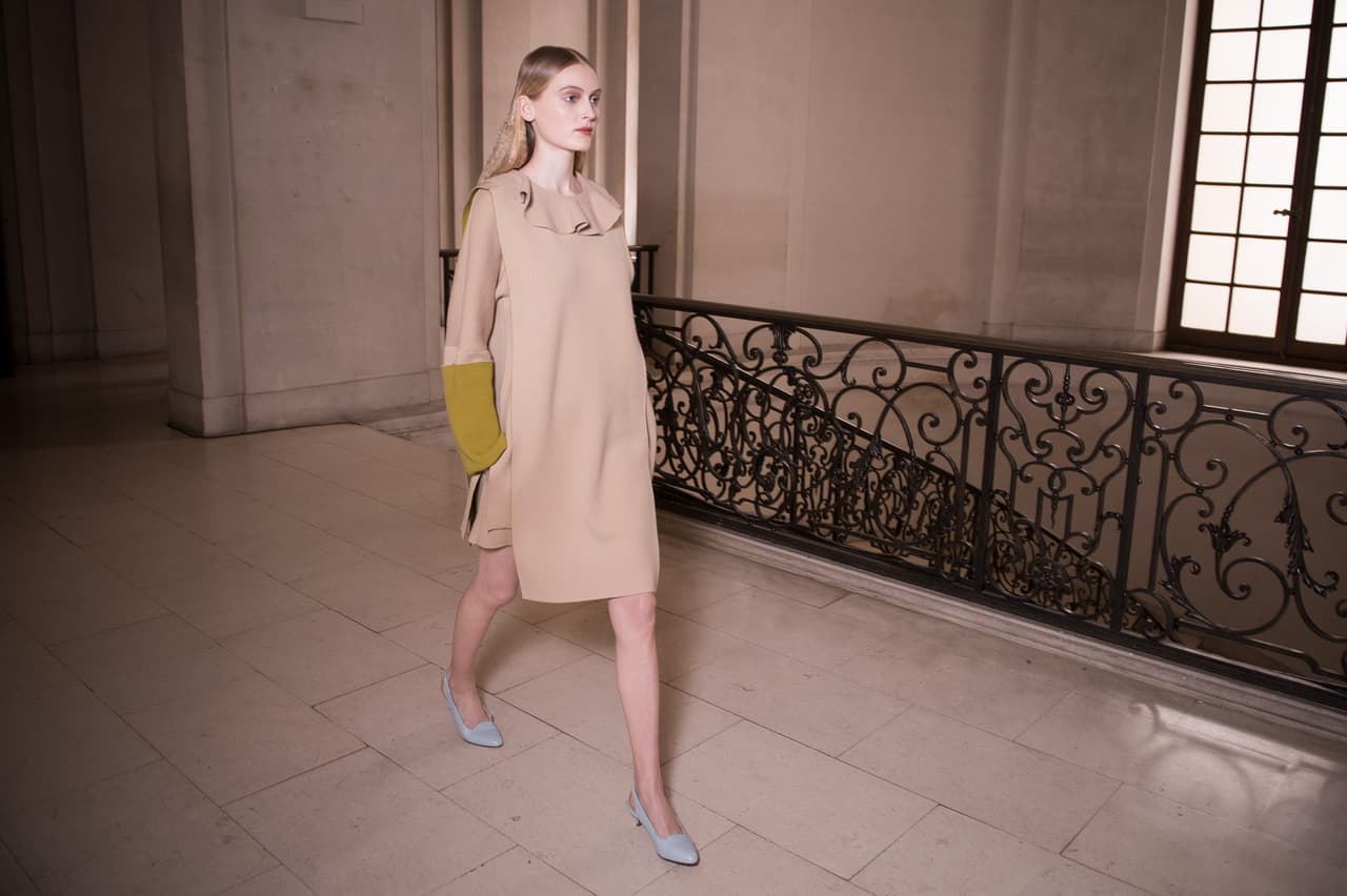 Para el día. Los vestidos de jersey serán tu comodín durante toda la estación, asegura el sitio The Best Fashion Blog. Leo, el autor, explica que los diseños combinan un estilo relajado y creativo, que puedes lucir de día en sus versiones sporty, minimalista, retro, tipo “poncho” o cárdigan XL.