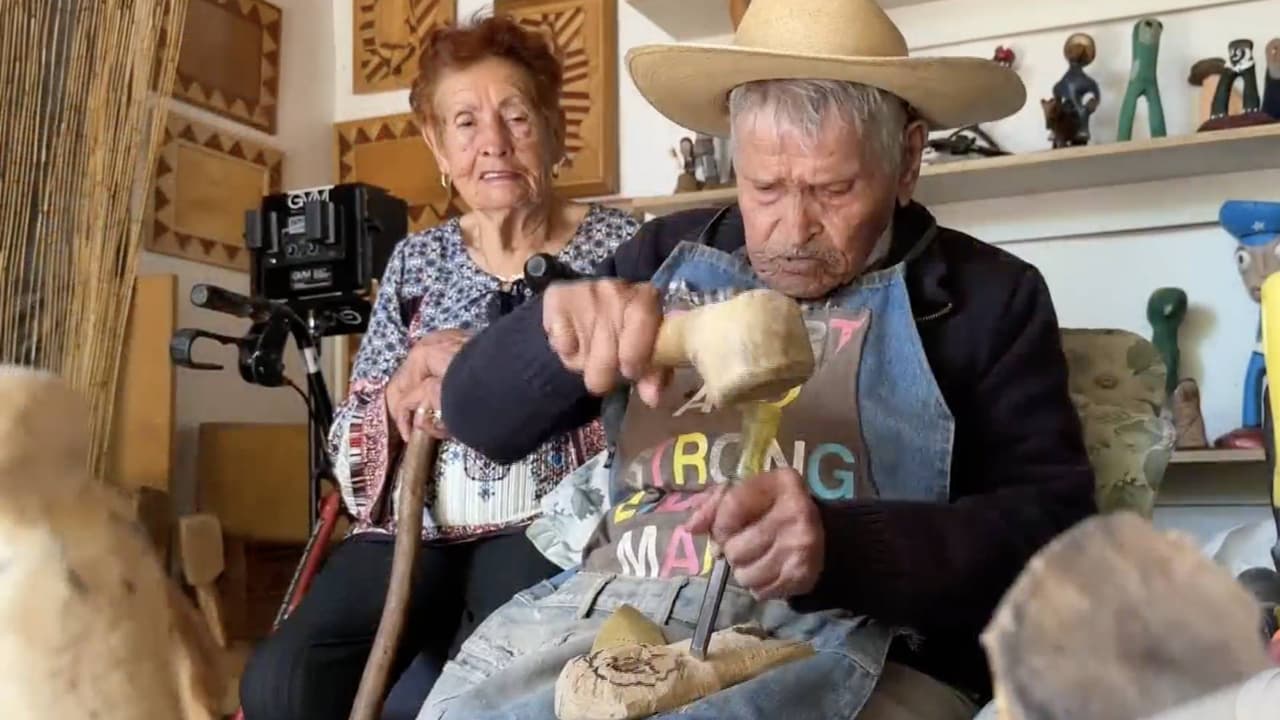 A sus 103 años, Jesús Flores no abandona su pasión por tallar madera