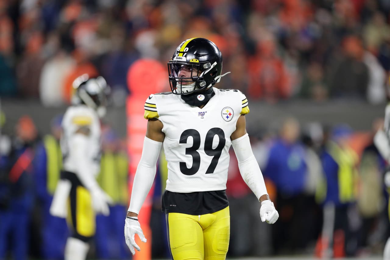 <b>Minkah Fitzpatrick | S | Pittsburgh Steelers</b>
<br>
<b>- Edad: 23 años.</b>
<br>- Vale la pena la elección de primera ronda que Pittsburgh envió a Miami, Fitzpatrick llegó a Steel City como agente de cambio. 
<br>- Sirviendo como el punto de inflexión para una defensa surtida, Fitzpatrick se acercó a un All-Pro asintiendo como un merodeador que apilaba cinco intercepciones, dos balones sueltos forzados, tres recuperaciones de balón suelto, nueve pases defendidos, un pick-six y un balón suelto llevado a la zona de touchdown.
<br>"Tenemos una selección de primera ronda", dijo el gerente general de los Steelers, Kevin Colbert, en abril. "Y ese fue Minkah Fitzpatrick".
