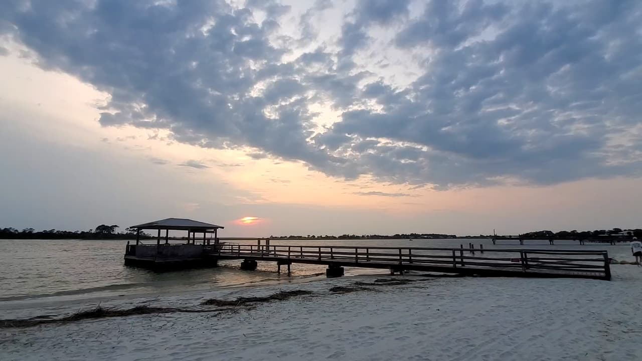 Conoce más sobre Tybee Island, 
<b><a href="https://visittybee.com/article/guide-to-back-river-beach">aquí</a>.</b>