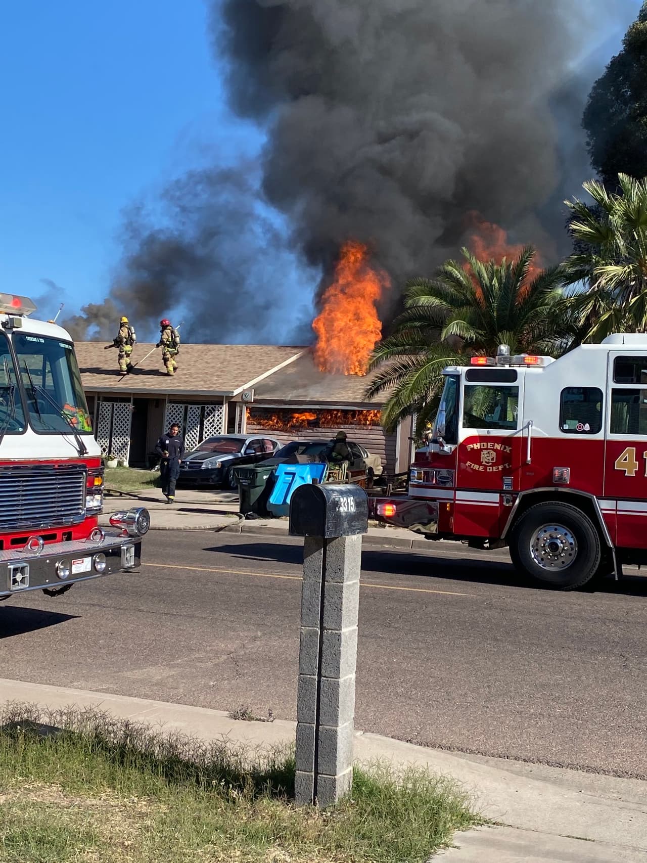 Un fuerte incendio en dos casas movilizó al Departamento de Bomberos de Phoenix este 13 de abril.