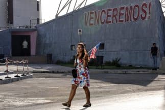 Una mujer ondea una bandera estadounidense en los alrededores de la embajada de ese país en La Habana, el 20 de julio de 2015, cuando la sede reabrió sus puertas. 