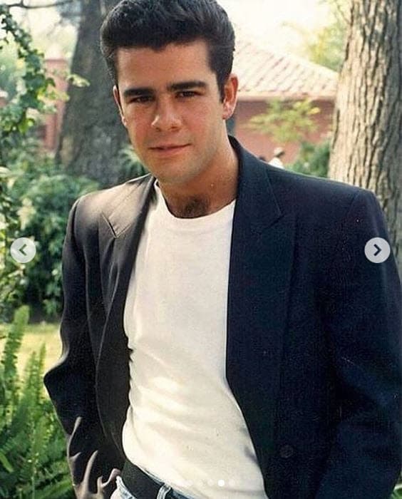 "Gracias papá por todo, por ser tú y por compartir todo lo que eres conmigo. Muchas muchas felicidades", culminó la menor de sus dos hijas.
<b><a href="https://www.univision.com/famosos/mi-cuerpo-es-lo-menos-interesante-de-mi-ana-paula-capetillo-le-pone-un-alto-a-los-haters-video" target="_blank">La mayor es Ana Paula Capetillo, de 25 años. </a></b>
<br>