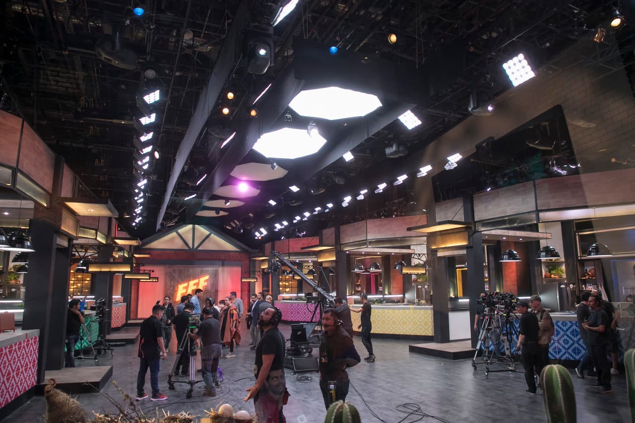 El momento más tenso de la noche había llegado. Después de presentar dos retos de cocina, dos familias debían abandonar el programa.