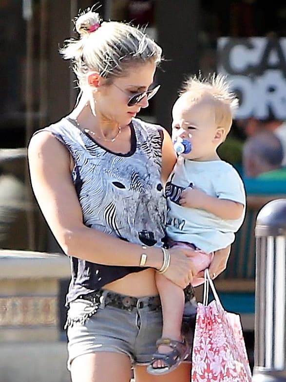 Los gemelos de Elsa Pataky desde bebés acompañan a su mamá a hacer las compras correspondientes para el hogar.