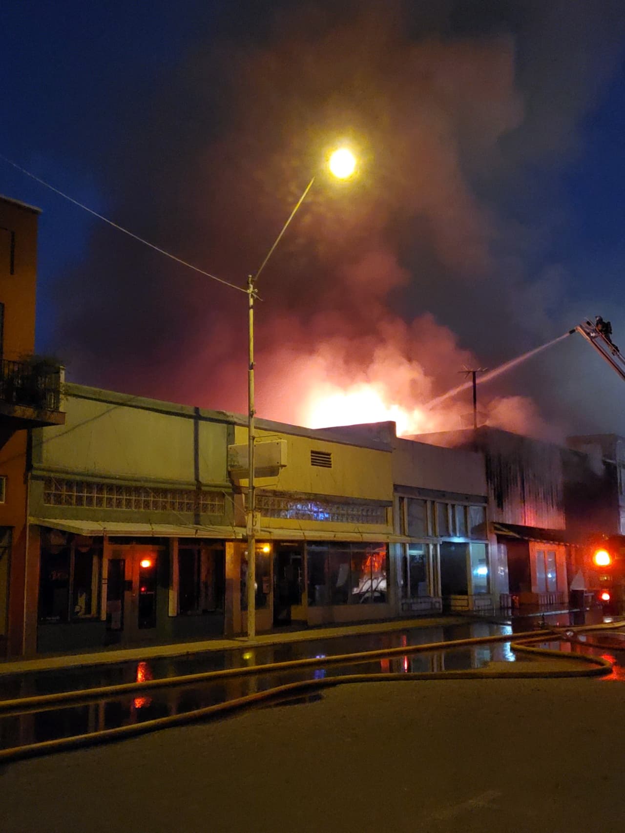 En la madrugada de este miércoles en el pueblo de Miami, Arizona un incendio se desató en el distrito comercial de la calle Sullivan, en el cual cinco edificios quedaron quemados.