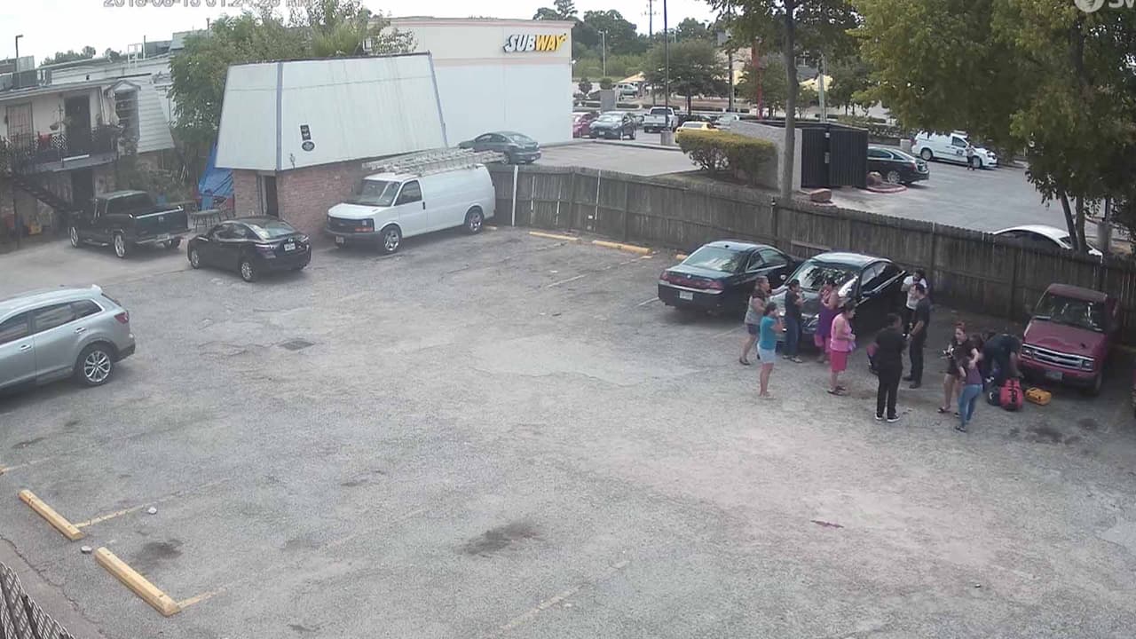 La conductora, que aparentemente no lo vio, lo atropelló. El menor fue declarado muerto en la escena.