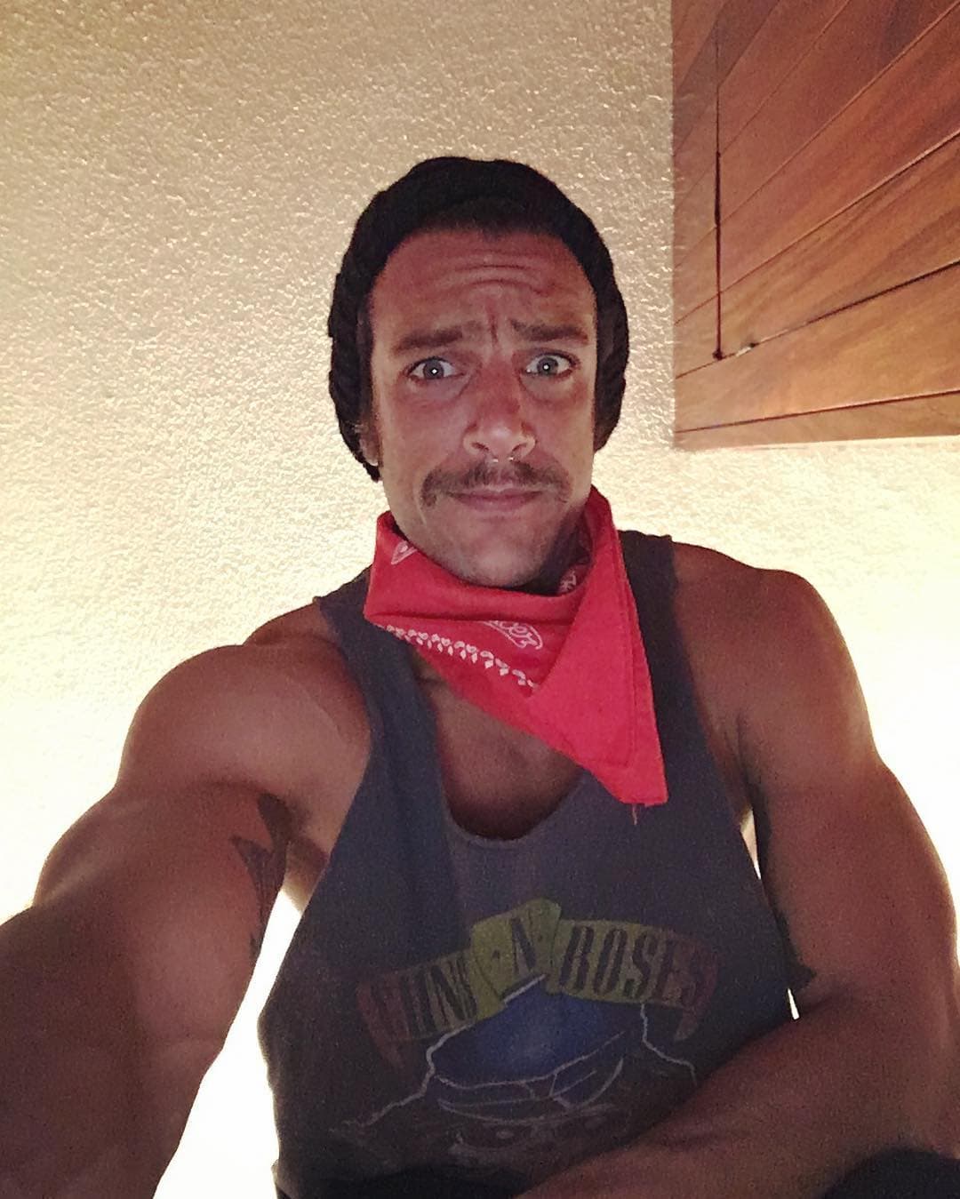 Ante los cuestionamientos sobre si su personaje en 'Doña Flor y sus dos maridos' saldrá semidesnudo, como en la versión original, el argentino destacó para El Universal: "Aquí se hicieron algunas modificaciones, pero no tiene que ver con la censura ni nada por el estilo, simplemente es que la novela va para un horario familiar y esas cosas se están cuidando”.