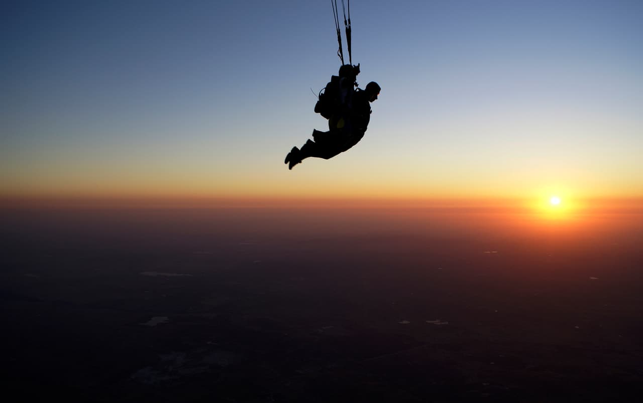 "Lánzate en paracaídas en tu propio país", el controversial mensaje de un negocio en Texas