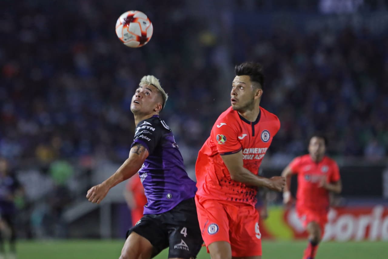 La ventaja le duró poco a los locales, ya que en apenas un minuto del segundo tiempo, Ángel Romero aprovechó la pésima salida de Vikonis para empatar el encuentro.