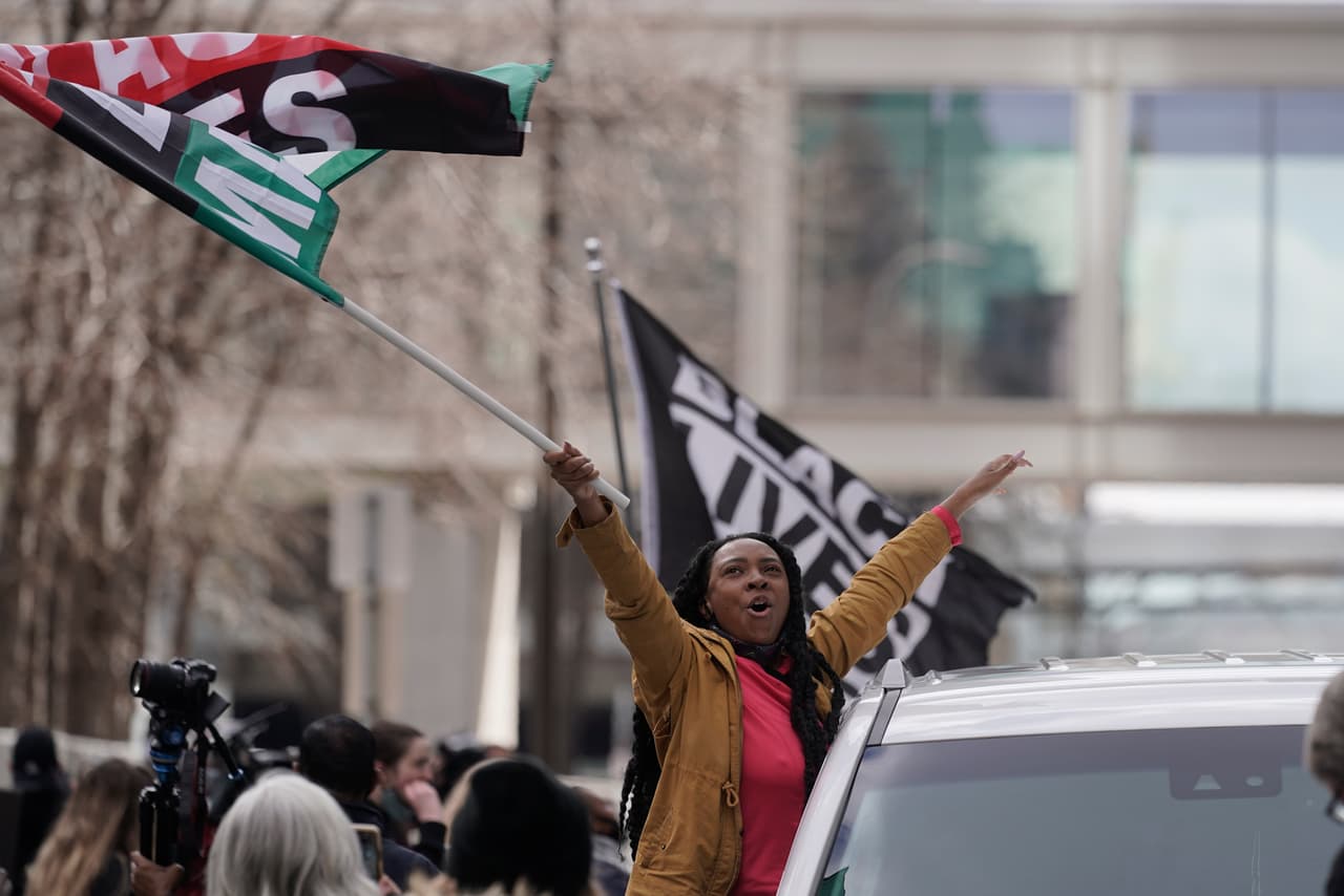Personas celebran el veredicto del juicio 
<b>al expolicía Derek Chauvin</b> por la muerte de George Floyd en las calles de Minneapolis (Minnesota). 
<a href="https://www.univision.com/noticias/estados-unidos/veredicto-juicio-derek-chauvin-muerte-george-floyd" target="_blank">El jurado alcanzó una decisión</a> el segundo día de deliberaciones.