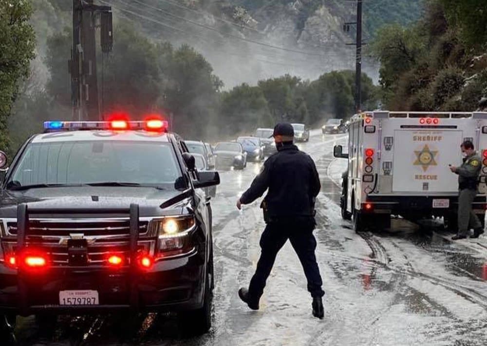 En el resto de Estados Unidos, se prevé que una tormenta que atravesará el suroeste el lunes y el martes traiga rachas de viento y nevadas, según el servicio meteorológico. Durante el fin de semana, cayeron más de 30 centímetros de nieve en las montañas del sur de California, haciendo que las condiciones de conducción sean peligrosas. La carretera interestatal 5 se cerró el lunes en el paso de Tejon, entre Los Ángeles y el valle de San Joaquín. El viento, la nieve y el hielo también obligaron a cerrar la ruta estatal 58 a través del paso de Tehachapi.