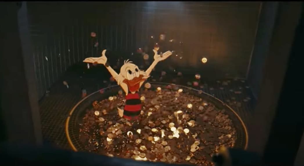 En la escena de los baños, Chip y Dale recorren las alcantarillas y por un instante se ve al famoso pato disfrutando de manera un poco exagerada de su riqueza.