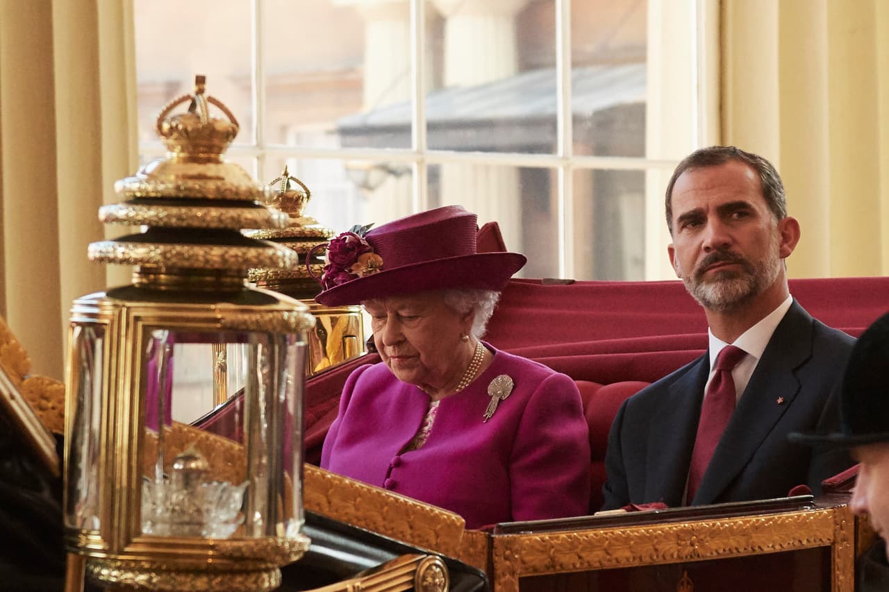 Isabel II anunció la distinción al rey Felipe VI en julio de 2017 
<b><a href="https://www.univision.com/famosos/letizia-opaco-a-la-reina-isabel-ii-en-su-visita-al-palacio-de-buckingham-fotos#bb6ba74c0001" target="_blank">durante la visita de Estado</a></b> que hizo con Letizia al Reino Unido, pero será hasta este 2019 cuando reciba la investidura de manera oficial.