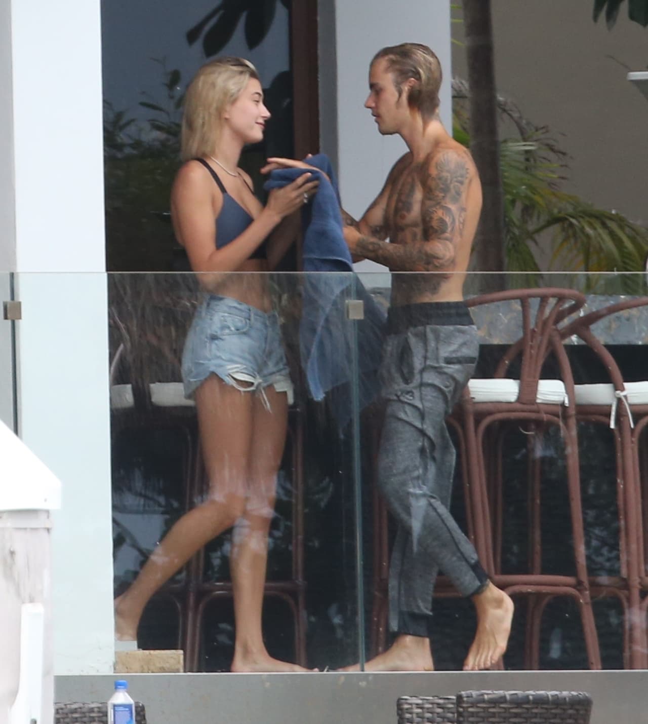 Otros medios reportan que estuvieron en la ciudad desde el 
<b><a href="https://www.usmagazine.com/celebrity-news/news/justin-bieber-and-hailey-baldwin-get-flirty-cozy-in-miami/">viernes</a>,</b> cuando decidieron disfrutar de una salida un poco más discreta en 
<b><a href="http://www.wsouthbeach.com/">W South Beach</a></b>.
