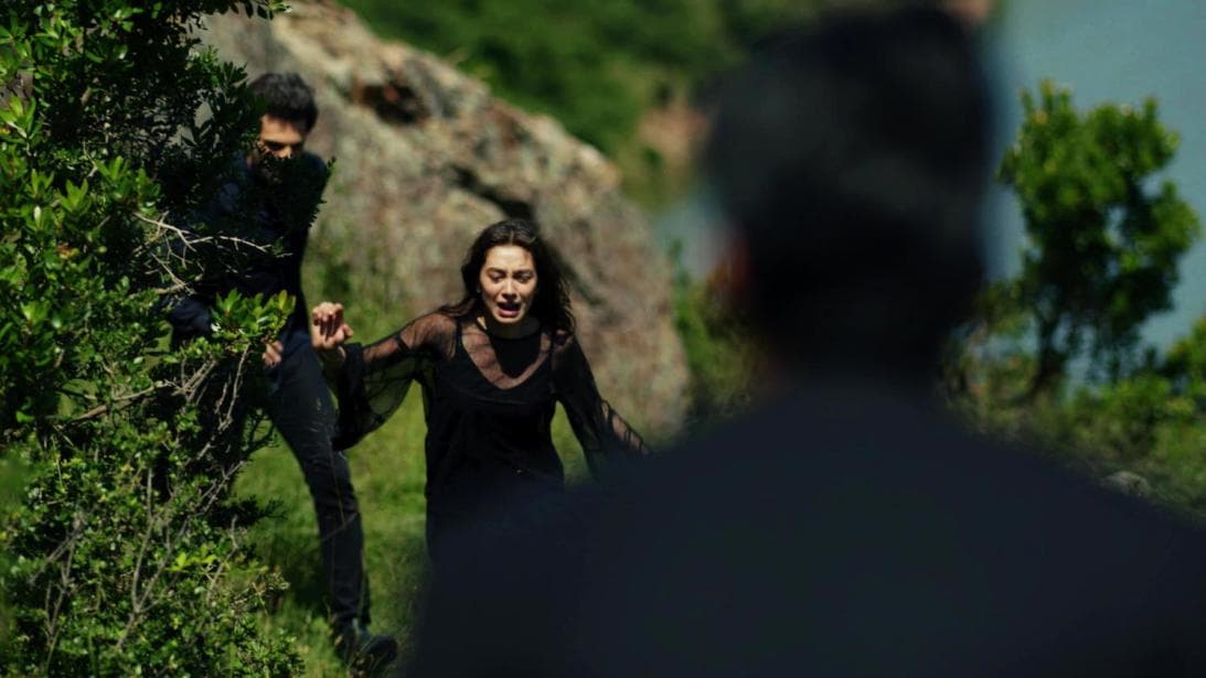 Se la llevó por el camino libre de minas, pero en un descuido ella intentó escapar hacia los brazos de Kemal.