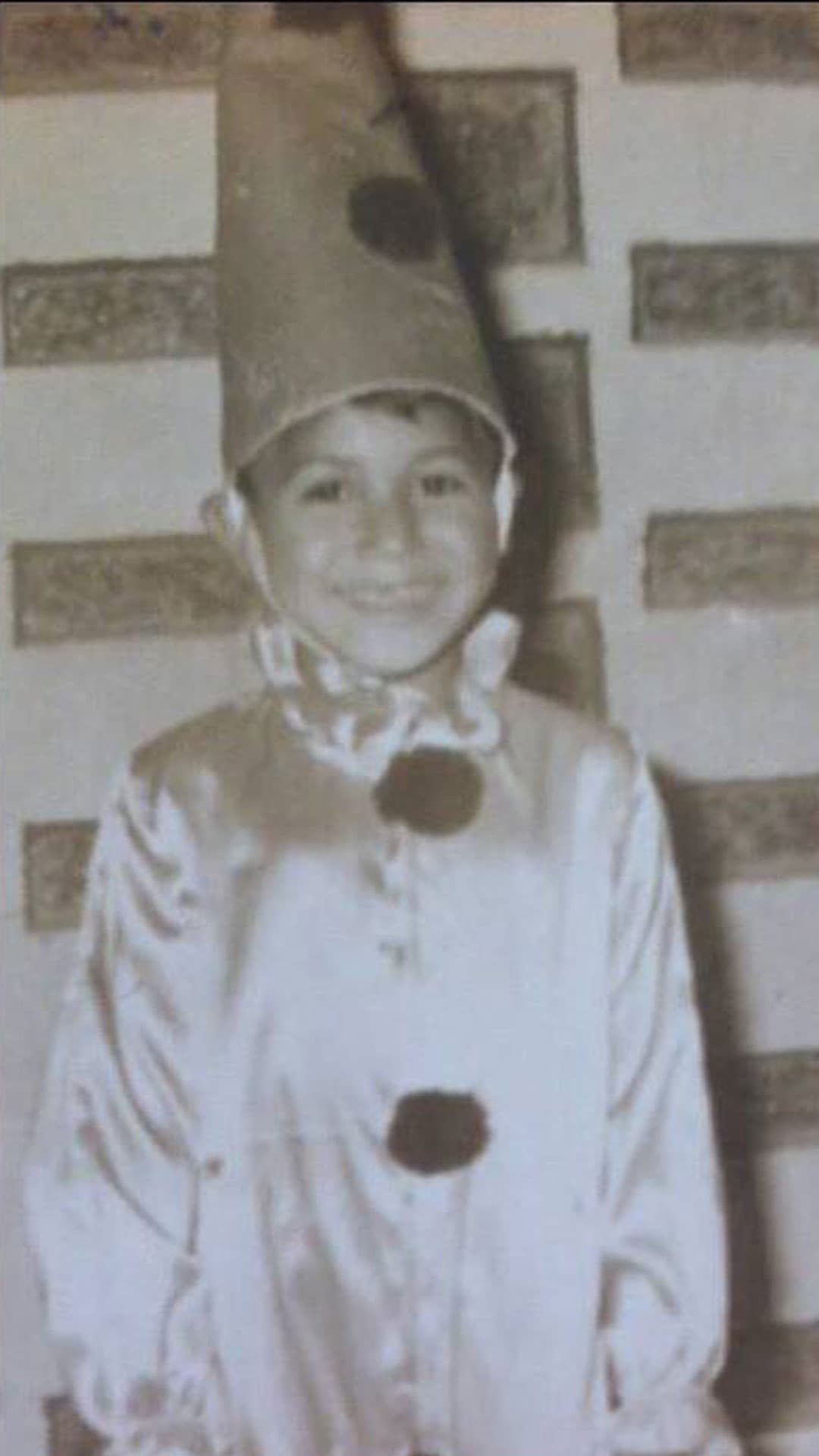 ¿Qué les parece esta foto de
<b>El Feo</b> vestido de payasito? Desde niño, siempre haciéndonos reír.