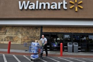 <b><a href="https://corporate.walmart.com/newsroom/2020/03/19/walmart-announces-special-cash-bonus-and-early-payment-of-q1-bonuses-totaling-nearly-550-million-for-hourly-associates" target="_blank">Walmart:</a></b>
<br>También informó que "como respuesta a la fuerte demanda en las tiendas, Walmart está contratando a 150,000 nuevos asociados hasta fines de mayo.
