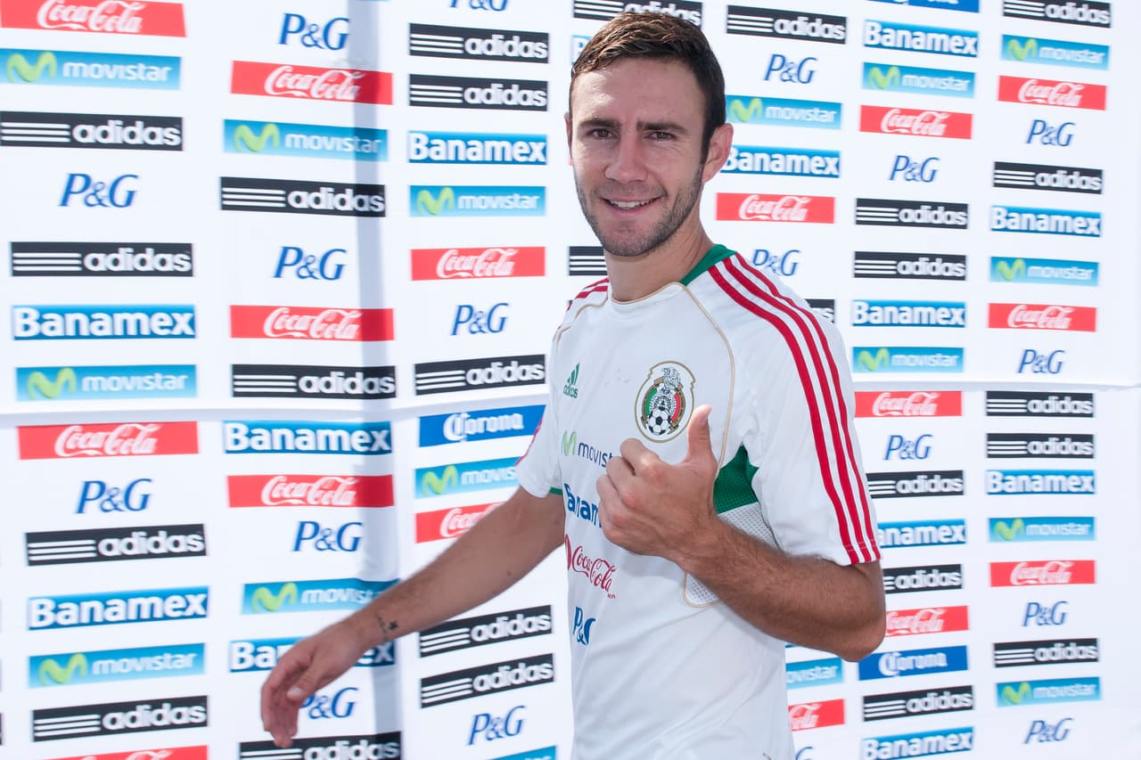 Sus buenas actuaciones le abrieron campo para su primera convocatoria con el Tri en 2013 y debutó el 11 de julio contra Canadá en la Copa Oro en la que México fue tercer sitio.