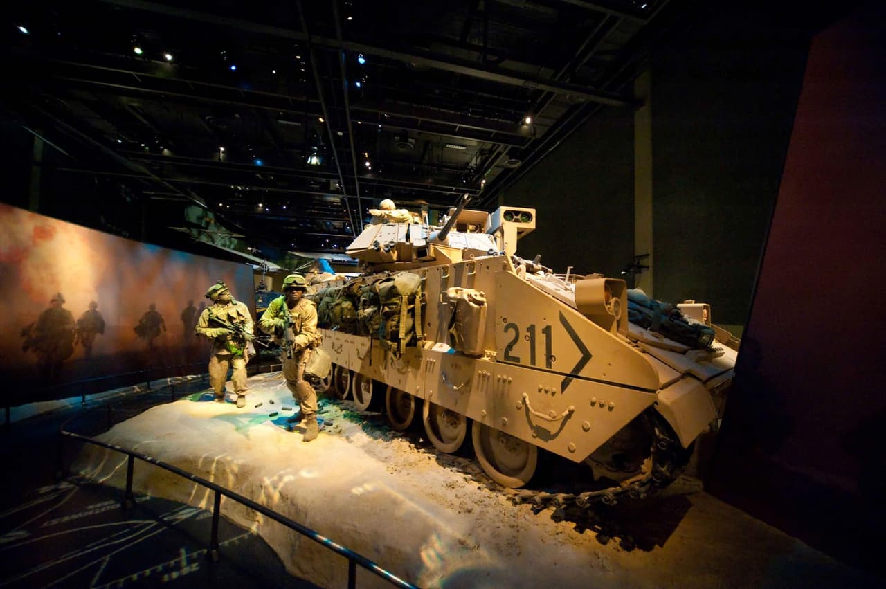 También hay exhibiciones que se centran en diferentes aspectos de la experiencia militar, como la Armor & Cavalry Gallery y la World War II Company Street. Además de las exhibiciones permanentes, el museo también alberga una variedad de eventos y programas especiales durante todo el año.