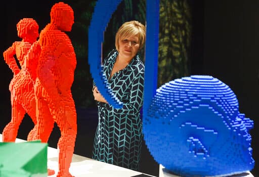 La escultura "Sing" atrapa la atención no solo de niños, sino de los adultos, quienes también se maravillan con su magnitud.