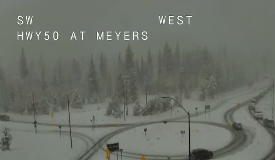 Durante el domingo, el tránsito lento fue la carácteristica en las carreteras de la Sierra. Si bien no habán condiciones extremas para la zona sur de California, el frío si se mantendrá por varios días.
<br>
<br>