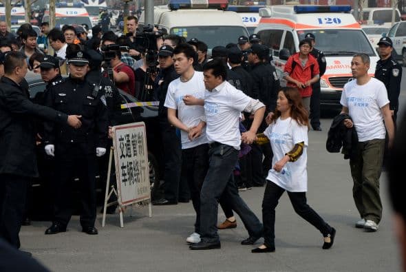 Los policías habían formado una muralla humana alrededor de la puerta de la embajada de Malasia en la capital china.