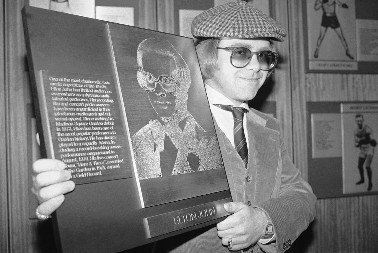 El que entonces había sido nominado en cinco ocasiones al Grammy, recibió una invitación a formar parte de la directiva del Watford en 1974 y, dos años después, tuvo el control total del club. Llevó a Graham Taylor al banquillo de los ‘Hornets’. Apasionados por la música y el futbol, mantuvieron una excelente relación.