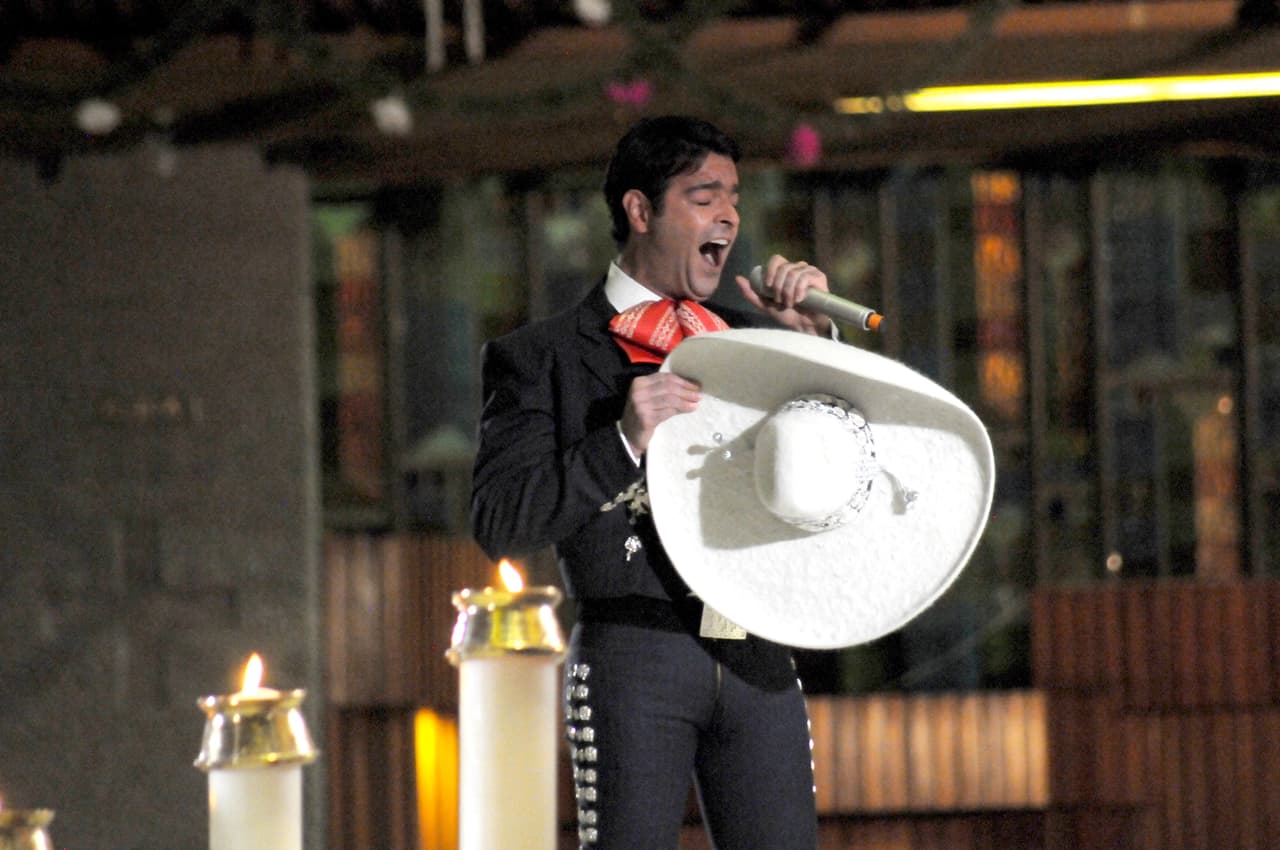 En esta imagen se puede ver a 
<b><a href="http://www.univision.com/temas/pablo-montero">Pablo Montero</a></b> lleno de emoción por cantarle a la Guadalupana en su día "Vengo más que nada a darle gracias porque tengo salud, porque mi familia tiene salud y ofrecerle mi trabajo para que mande bendiciones a la gente que lo necesita", confesó a '
<b>People en español</b>'.