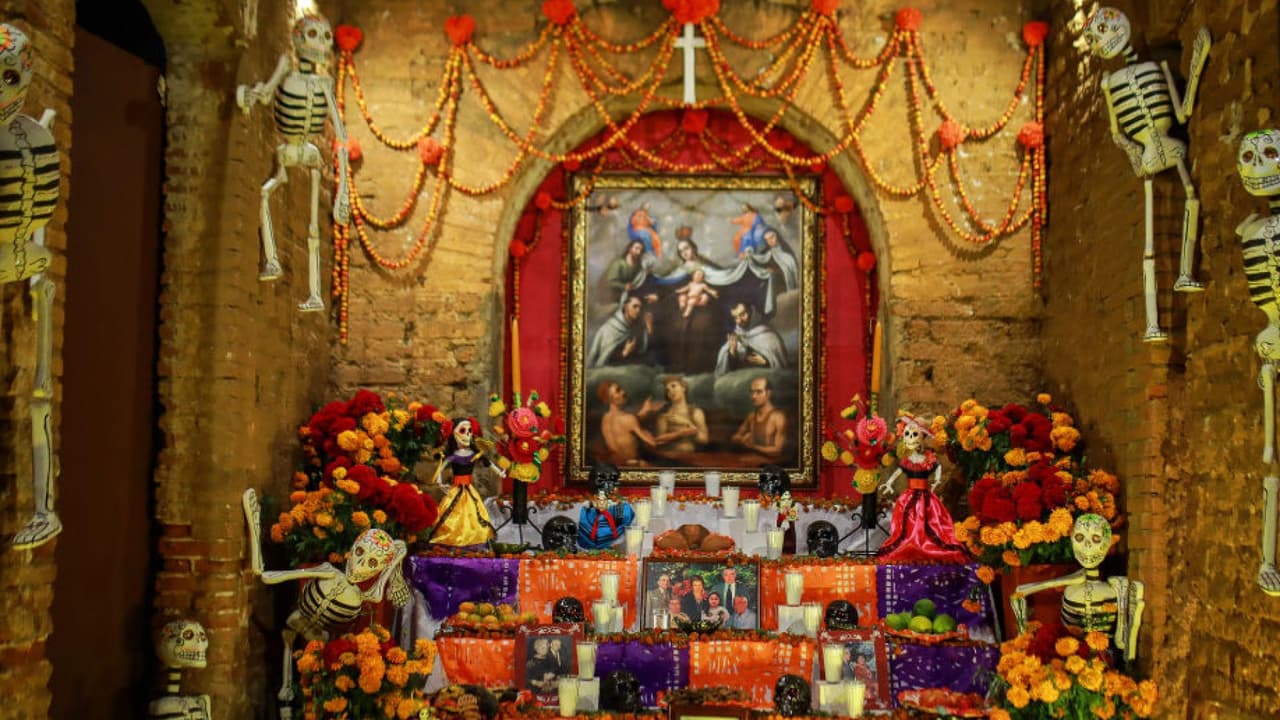 Celebración, manjares y ofrendas: así se vive el tradicional Día de Muertos en México