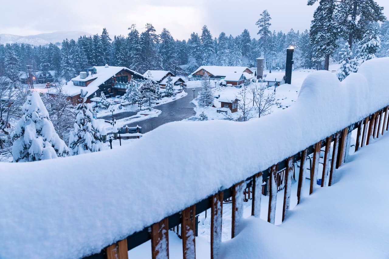 Y cubrió con varios pies de nieve todas las superficies del hotel Big Bear Mountain.
<br>
<br>