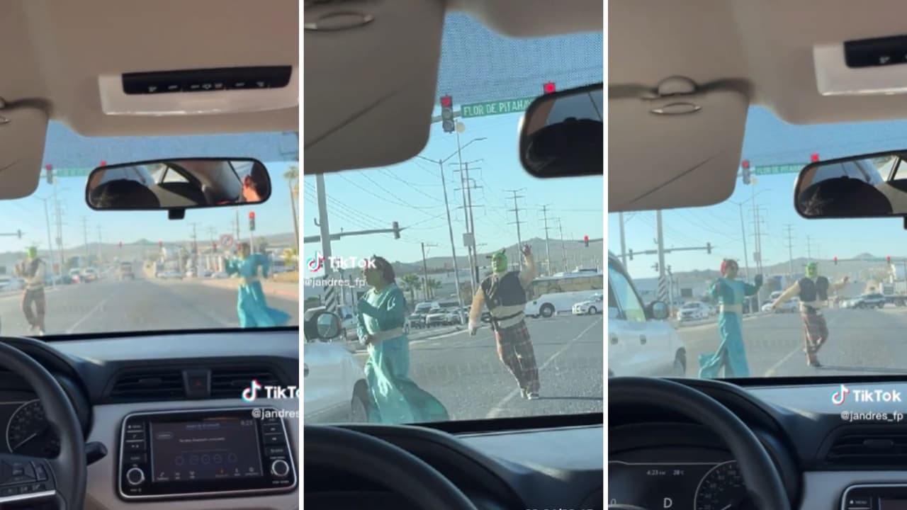 Pareja capta show de 'Shrek' en México, en un cruce vehícular con semáforo