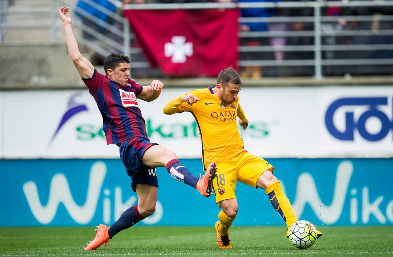 Barcelona no afloja en su escala en Eibar, Atlético gana y mantiene esperanzas
