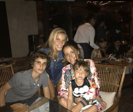 Él intentó tomarles una foto del recuerdo a los cuatro, pero Michelle salió con los ojos cerrados.