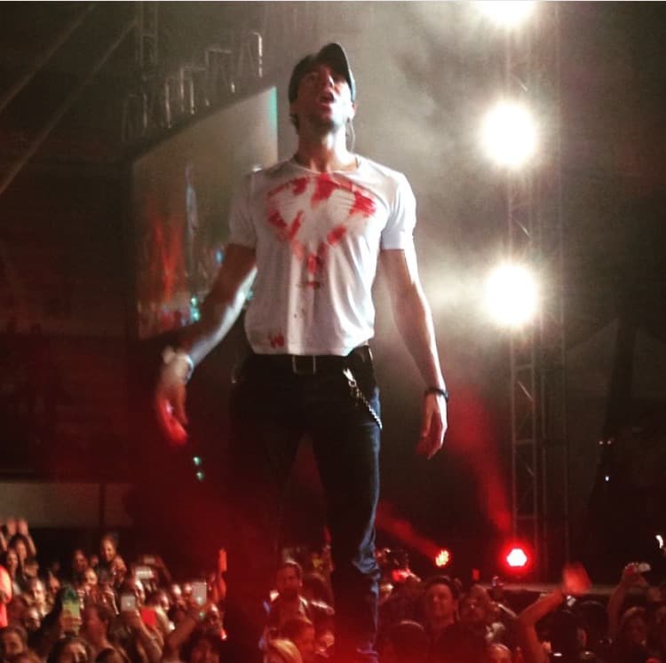 Luego se apagaron las luces del escenario, y Enrique desapareció. Los médicos lo asistieron de manera inmediata.