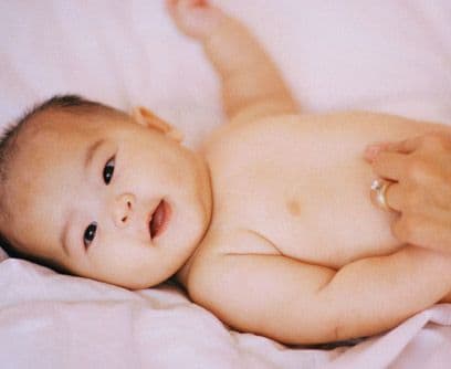 Vómitos: Los vómitos tienen muchas causas. Desde alimentación excesiva en los bebés hasta virus que afectan su estómago. También pueden estar relacionados con una enfermedad respiratoria. Además pueden ser indicio de que el bebé tragó alguna sustancia tóxica. Síntomas: expulsión de la comida, moco o líquidos. El vómito es indicio de alguna enfermedad y puede generar deshidratación.