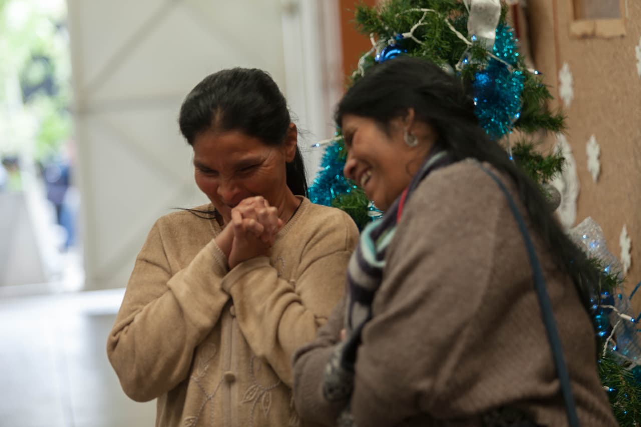 Doris y Catalina ríen tras el reencuentro con Carlos en la ciudad de Guadalajara, en el occidental estado de Jalisco.