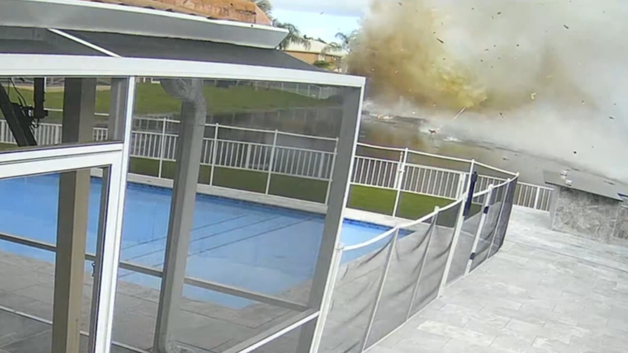 El momento en que una avioneta se estrella en un estanque: llevaba ayuda humanitaria para Jamaica