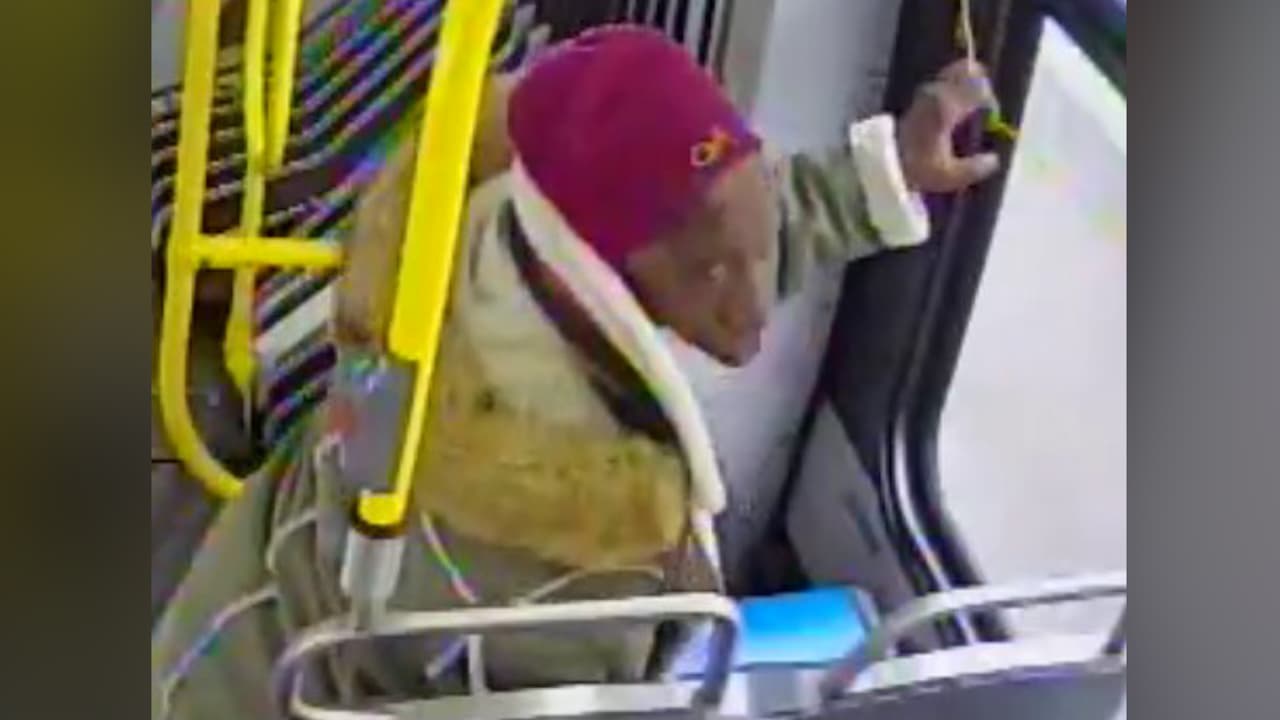 Este sujeto se dedica a robar a los ancianos en Queens; la policía lo busca