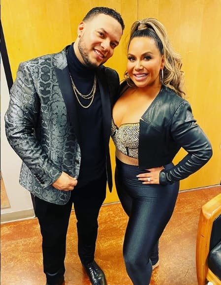 Un mes después, la pareja fue captada en una playa de San Diego, California, 
<b>besándose mientras disfrutaban del atardecer.</b> Además, 
<b>pasaron la noche en un hotel </b>de la localidad, reporto 'Suelta la sopa'.