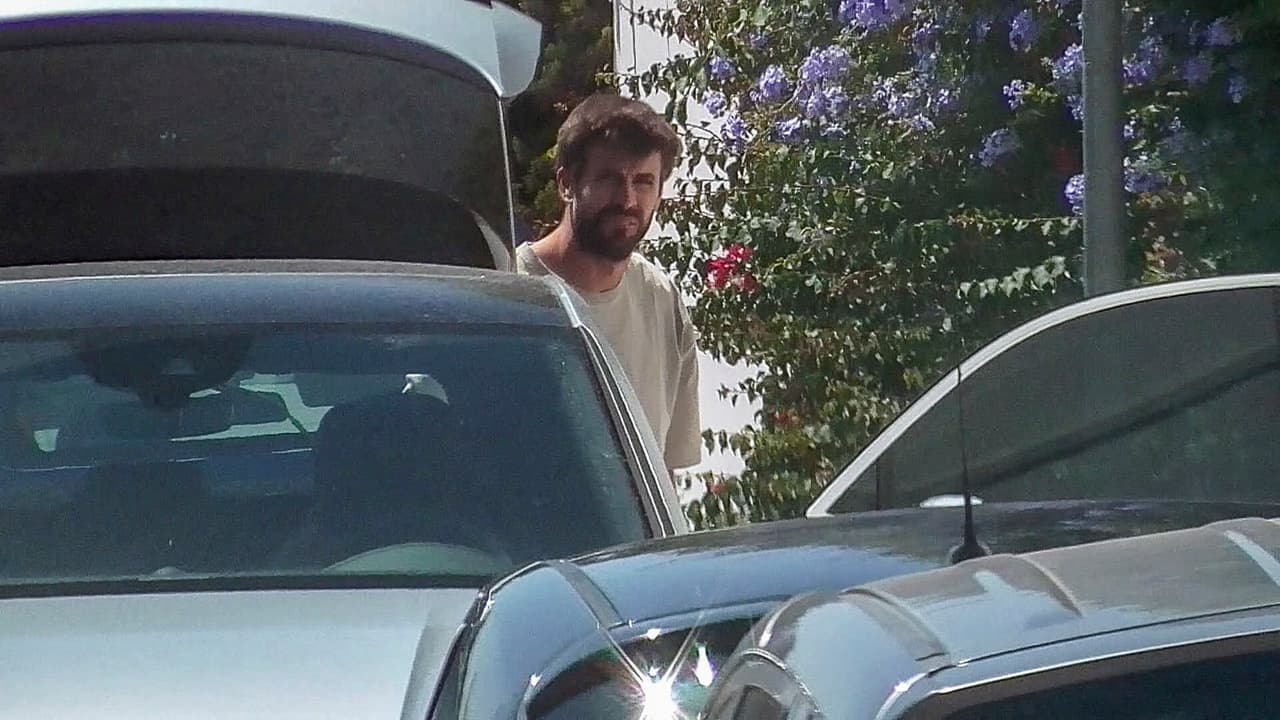 Durante los diez minutos que tuvo que aguardar afuera de la casa, Piqué aprovechó para sacar una bolsa del maletero de su vehículo. 
<br>