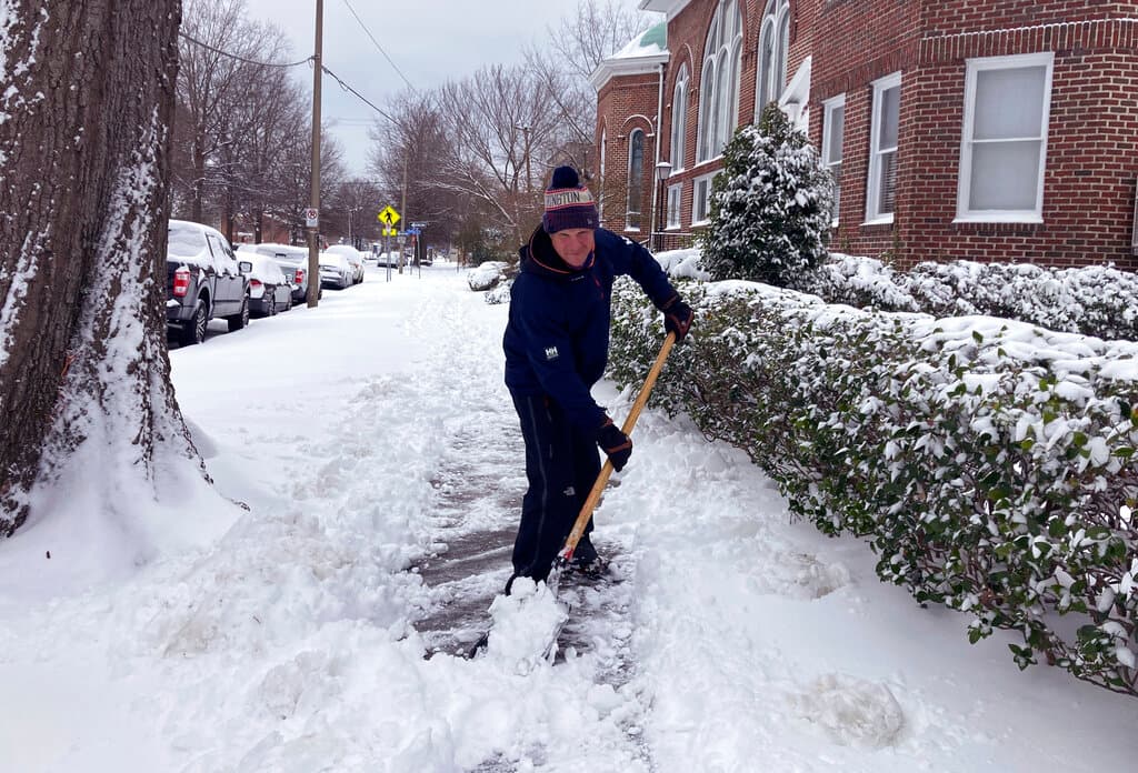 Richard Fuller, de 45 años, palea una acera en Norfolk, Virginia, el sábado 22 de enero de 2022. Una tormenta de invierno dejó hasta seis pulgadas de nieve en partes de la costa de Virginia y Carolina del Norte.